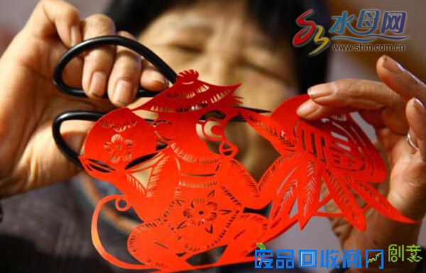 山东莱阳七旬老人剪纸送邻里