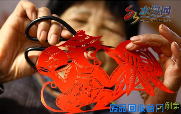 莱阳七旬老人剪纸送邻里 不为赚钱为快乐