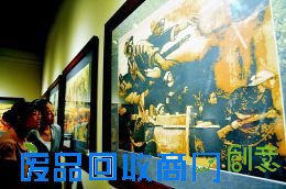 近日，在中国广灵剪纸艺术博物馆，游客们正在观赏《地道战》剪纸作品。