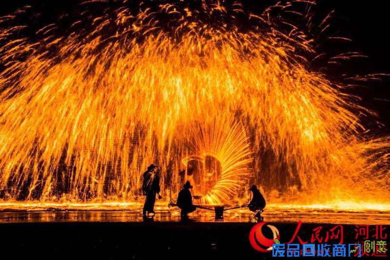 “打树花”是河北蔚县别具特色的古老节日社火。图为“打树花”场面壮观。