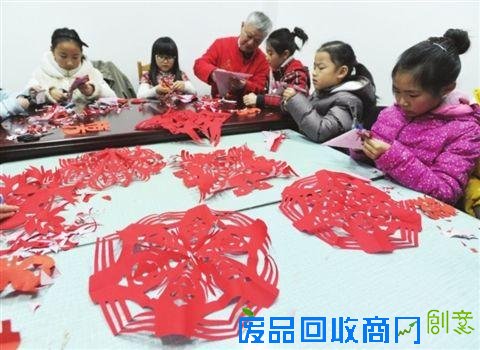 苏州一社区开展迎元宵活动30多名孩子学剪纸