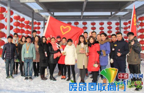 参加冰雪运动会的昌吉市志愿者合影留念。徐永乾供图