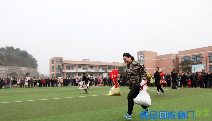 永川喜迎猴年新春 农民趣味运动会赛场欢乐多