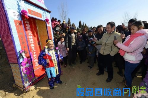 66岁老农自办＂活人出殡＂