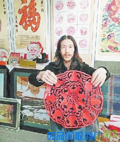 河北蔚县43岁男子蒙上眼睛巧手撕出美丽窗花(图)