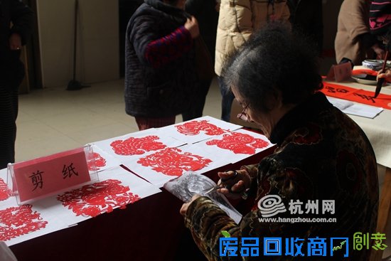 党员志愿在身边 剪纸书法迎新年(组图)