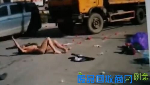 大四男生向教师表白遭拒 当街裸滚