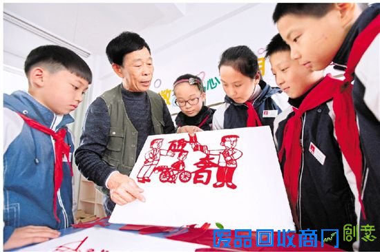 2月3日,农历腊月二十五,象山县东陈乡樟岙村的党员鲍钱月给自家窗户贴上了廉政窗花,大红色的窗花跃入眼帘,朵朵莲花状、梅花状的图案甚是喜庆。这些喜庆而又包含警醒寓意的窗花,出自村支书谢才华之手。过年前,村里的党员都收到了这份特殊的新年礼物。