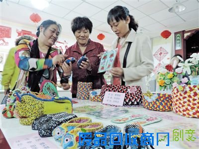 6月13日，市民饶有兴趣地欣赏布艺作品。当日，是我国的第10个“文化遗产日”，由呼和浩特市举办的主题为“保护成果