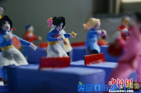 民间艺人创作面塑＂全民打乒乓＂迎世乒赛（图）