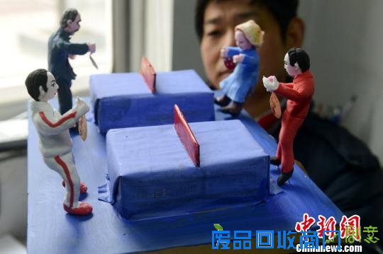 民间艺人创作面塑＂全民打乒乓＂迎世乒赛（图）