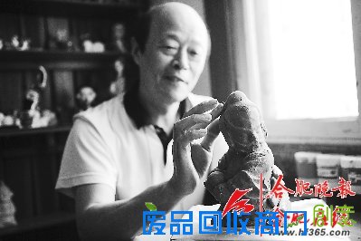 程琪正在创作泥塑作品