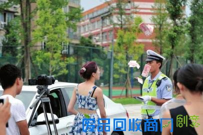 宜宾市交警取材真实案例拍微片 台词幽默配乐活波