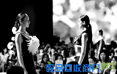 本报讯 (记者 雷嘉)昨天下午,一场专业水准的T台服装走秀为北京服装学院艺术设计学院2015届本科毕业作品展拉开了序幕。未来两周,以“未果WEGO”为主题,毕业生们的作品将分珠宝首饰设计、纺织品设计等部分,在校园内的多个空间展出。