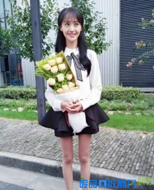 郑爽双腿似竹竿 网友心疼爽妹子成纸片人盘点郑爽暴瘦照