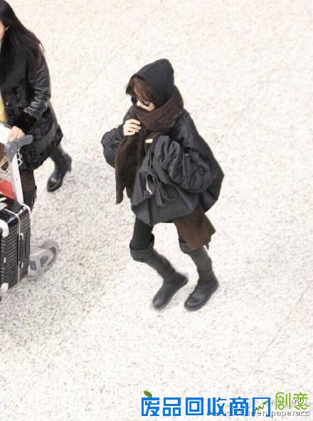 郑爽双腿似竹竿 网友心疼爽妹子成纸片人盘点郑爽暴瘦照