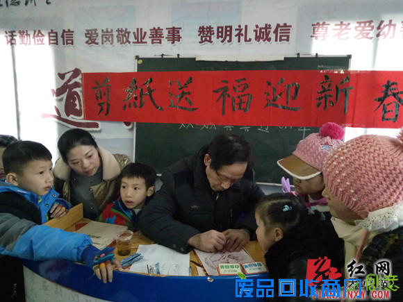 天心区青山祠社区剪纸送福迎新春