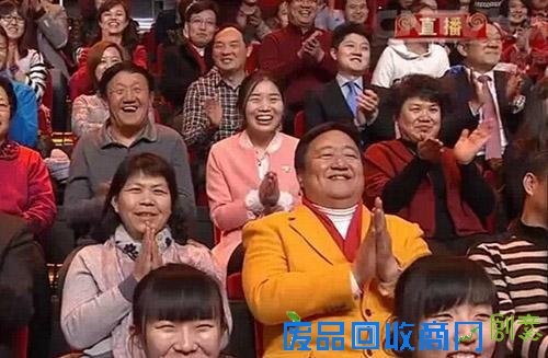 笑脸哥又来了！春晚笑脸哥第17次现身观众席