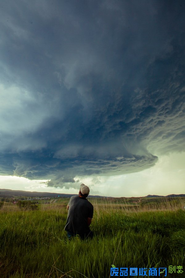 美国女子热衷追逐风暴 面对龙卷风淡定拍照 【10】