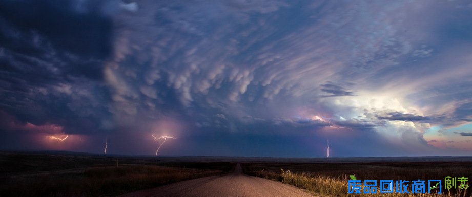 美国女子热衷追逐风暴 面对龙卷风淡定拍照 【7】
