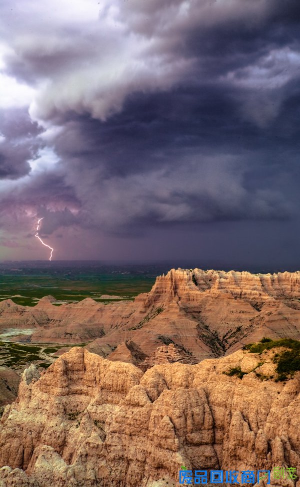 美国女子热衷追逐风暴 面对龙卷风淡定拍照 【6】