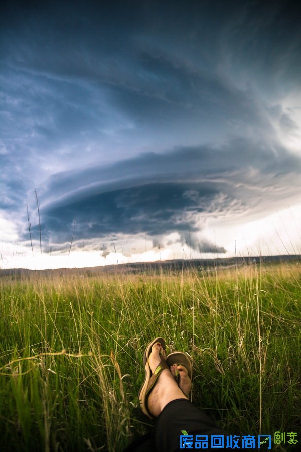 美国女子热衷追逐风暴 面对龙卷风淡定拍照 【5】