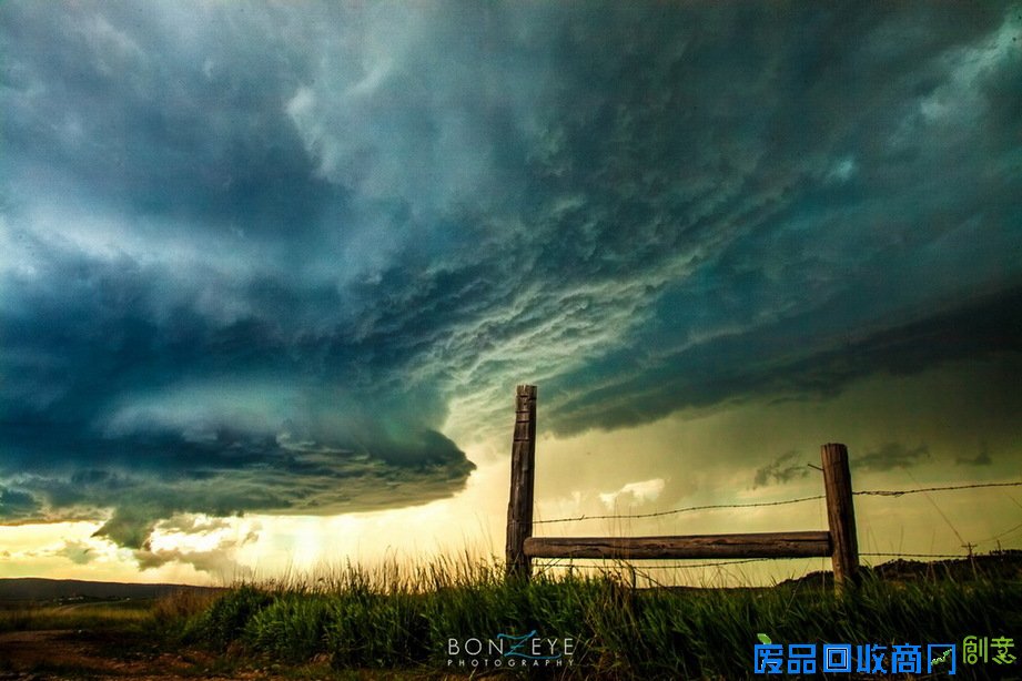 美国女子热衷追逐风暴 面对龙卷风淡定拍照 【4】