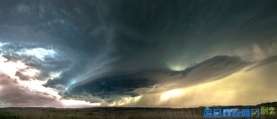 美国女子热衷追逐风暴 面对龙卷风淡定拍照 【2】