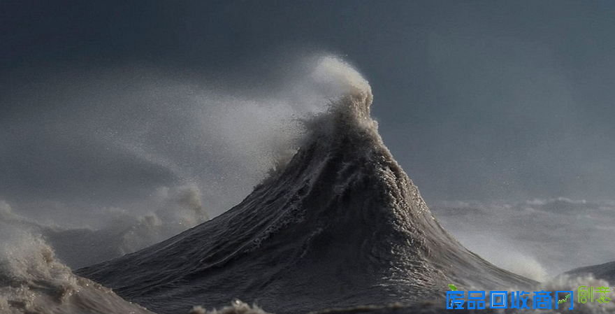 摄影师抓拍：北美湖水掀巨浪最高达10米
