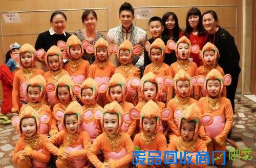 杜淳两三月前收邀请二登春晚 服饰花费一月制作