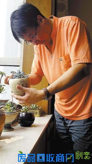 卢红伟:生活有奇巧 酒瓶作花盆(组图)