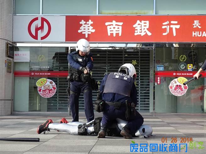防抢演练有创意   恶棍英雄「死侍」被警制伏