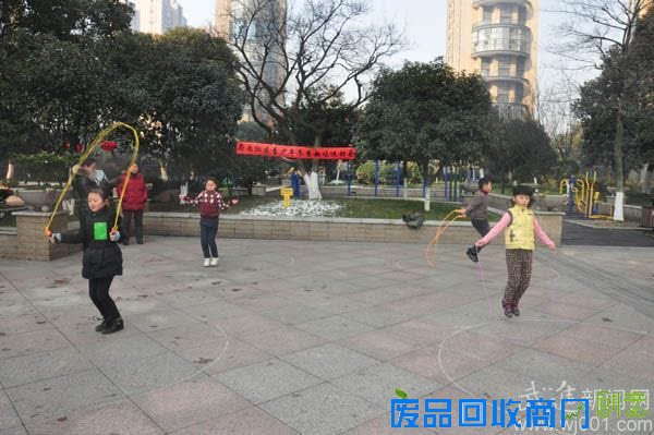 湖塘镇府南社区举行青少年趣味运动会