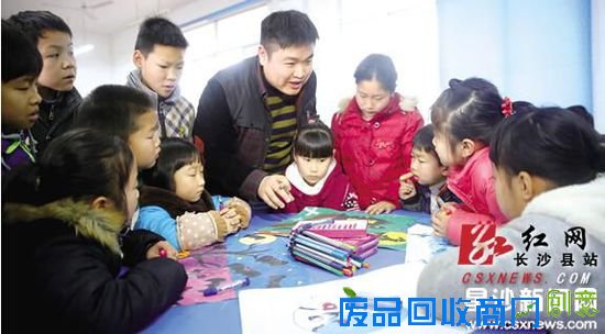 3月14日，黄兴镇乡村学校少年宫开课，吸引了300余名学生报名。免费开设的美术培训班很受学生欢迎。章帝