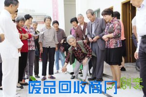 昨天，在柯开委（齐贤镇）老年人趣味运动会上，一位老人在参加地滚球项目比赛。