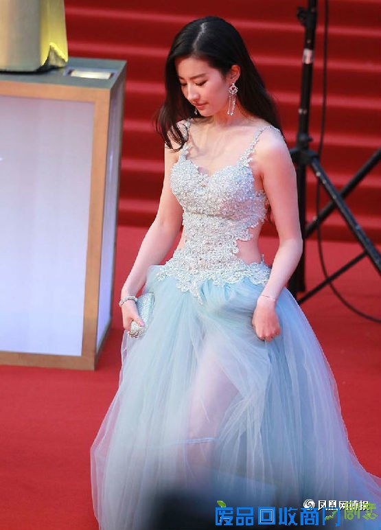 “小龙女”长大了 性感美貌并存的刘亦菲真诱人（图）