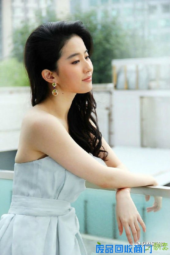 “小龙女”长大了 性感美貌并存的刘亦菲真诱人（图）