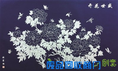 为献礼扬州2500年城庆,5位代表了扬州剪纸新生力量的年轻剪纸艺人,历时6个月,筹备创作了20幅剪纸作品。新作品均以传统花卉为主题,既传承了扬州剪纸的风格和技艺,又创新手法,尝试让剪纸走入市民生活。据悉,这批作品将在9月中下旬和市民见面。