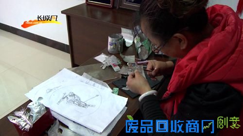 李宁正在用废弃易拉罐制作冬奥主题作品