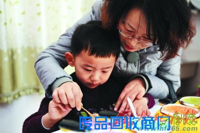  一对母子在制作手工巧克力