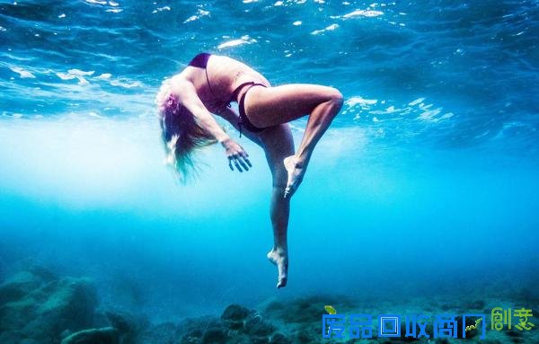 美女拍水下健身照 摆出各种高难度造型(图)