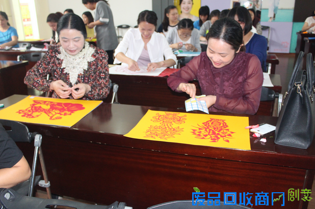 金湖县金荷花幼儿园教职工开展迎国庆剪纸活动