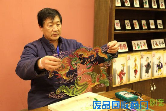 人物影像、动物图腾，在灯光的映射和提杆的操纵下，上演着一段段脍炙人口的传奇故事，让人仿佛穿越到历史的古老空间中。您也可通过选图、剪裁、刻画、上色、晾干等几个步骤，亲身体验皮影的制作工序，感受中国非物质文化遗产的独特魅力。