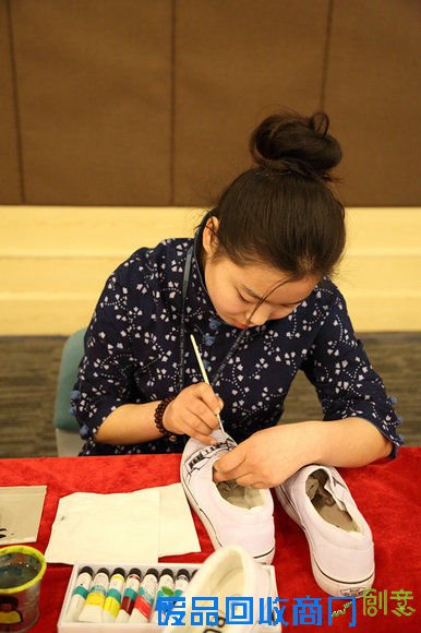 永顺染坊里使用纯天然植物染料印成的花布，被制成各款式印花衣服、帽子、围巾、饰品、布艺挂件等，展示了中国传统的印染工艺。在互动体验区，你也可以通过扎染，刻印等方法DIY属于自己的印染作品。