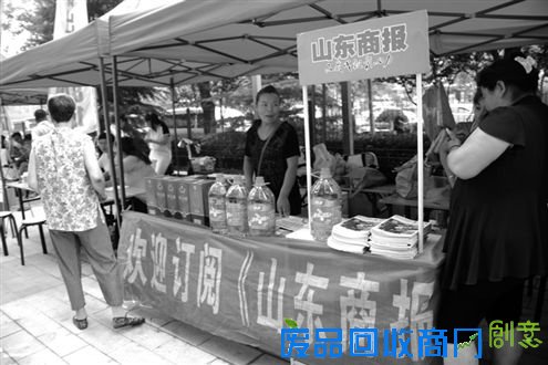 工作人员现场征订