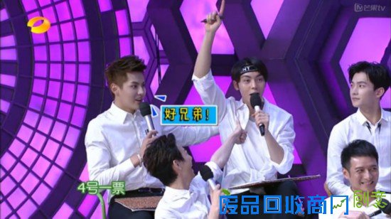 吴亦凡陈伟霆成好兄弟DIY私服将T恤衫剪成透视装