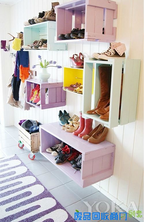 钉在墙上的木质箱子