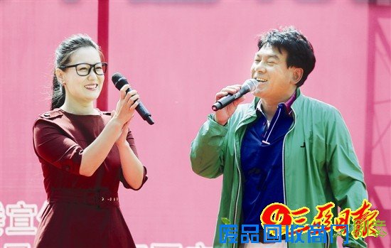 谭晶和朱时茂同台演唱。