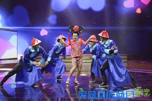 王祖蓝短袜肉丝混搭风出演“舞娘版容嬷嬷”