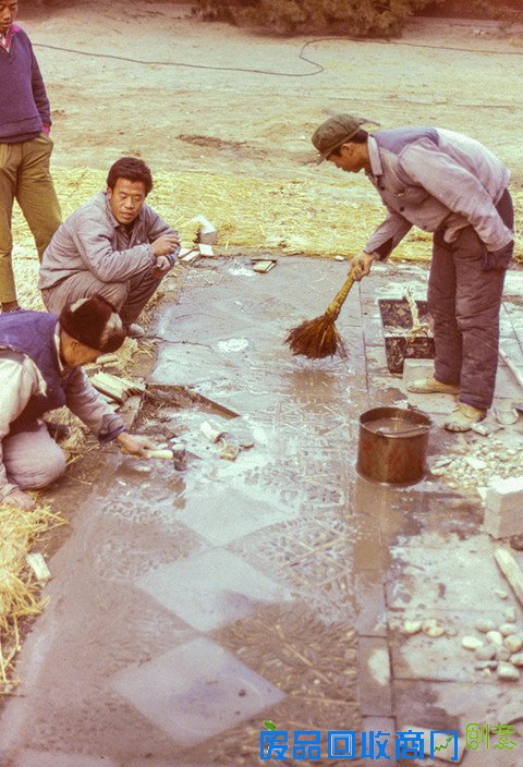 外国人拍1979年中国：多地仍残留着文革标语（26）